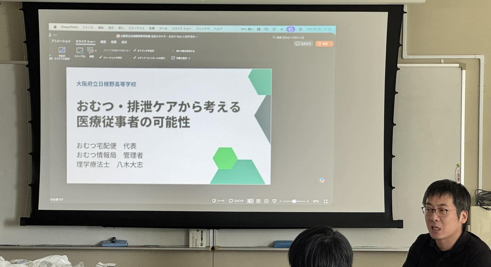 大阪府立日根野高等学校で授業を行う八木大志